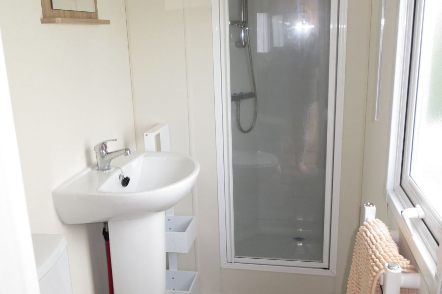 07 - Coverack 2 - Bathroom.JPG